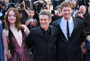 emma stone willem dafoe and joe alwyn photo kristy sparow