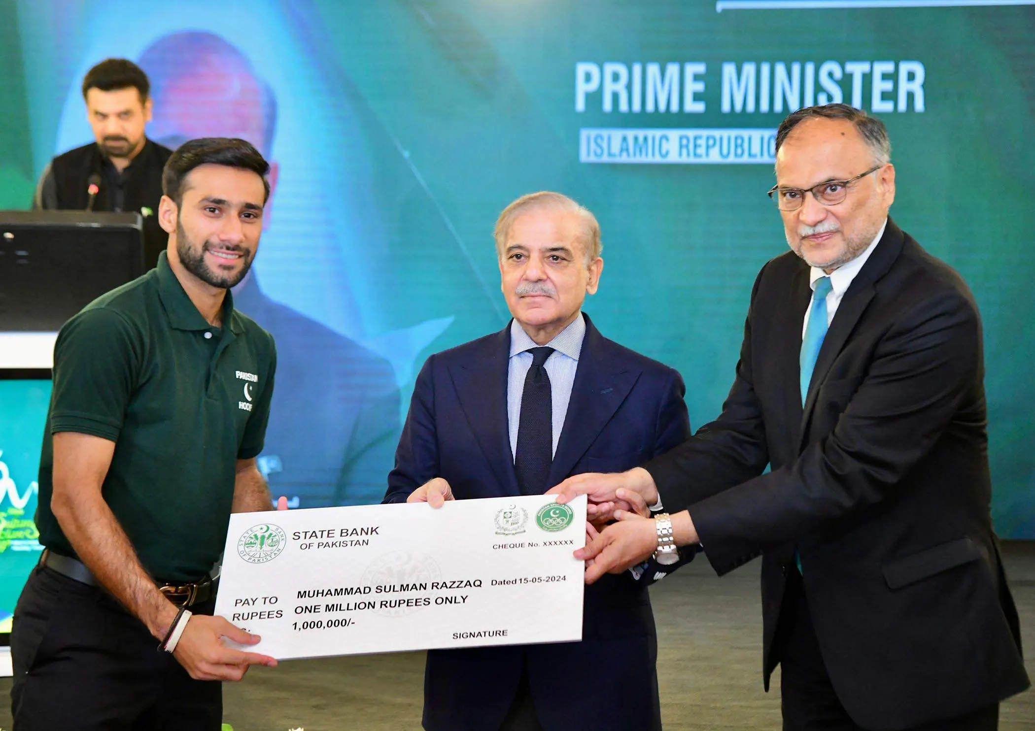 Pakistan hockey team honoured at PM house