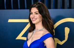 anne hathaway at the 30th annual screen actors guild awards on feb 24 in los angeles courtesy getty images