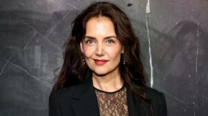 Katie Holmes excluded from 'Dawson's Creek' Whatsapp chat group