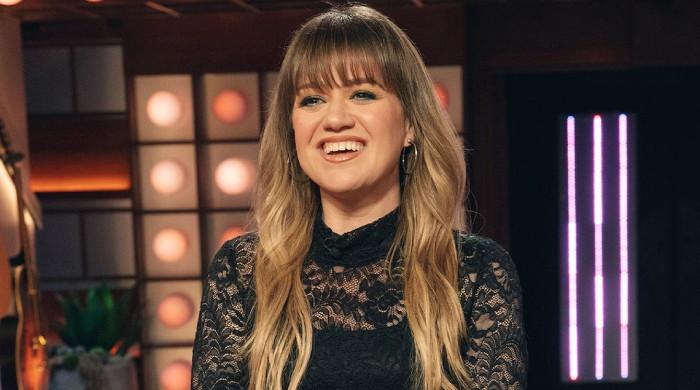 Kelly Clarkson proves to be Miley Cyrus' biggest fan with this move