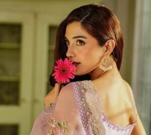 Maya Ali touches fans’ hearts by new look in Saree