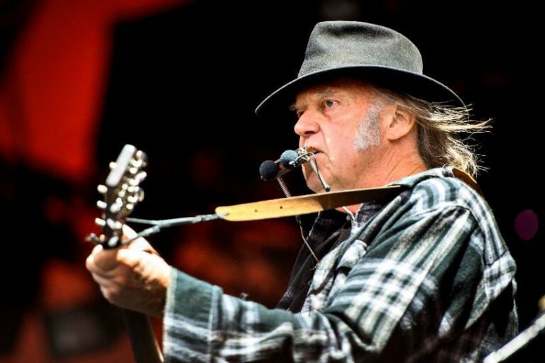 Neil Young cancels his Crazy Horse tour due to illness