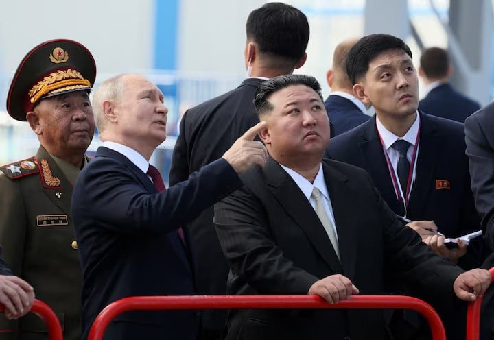 russia s president vladimir putin and north korea s leader kim jong un visit the vostochny osmodrome in the far eastern amur region russia september 13 2023 photo reuters