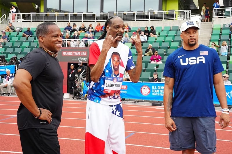 jun 23 2024 eugene or usa ato boldon left snoop dogg centre and wallace spearmon pose during the us olympic team trials at hayward field photo reuters