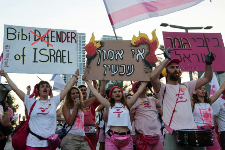 Waving flags, tens of thousands rally against Israeli govt